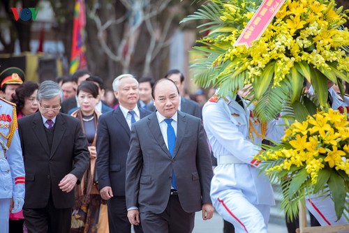Премьер-министр Вьетнама принял участие в празднике на холме Донгда - ảnh 1